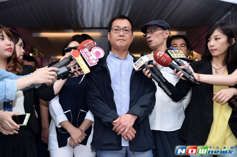 ▲導演黃朝亮帶領《大釣哥》演員向豬哥亮報告，電影將在端午檔期全省重映。（圖／記者林柏年攝，2017.05.20）