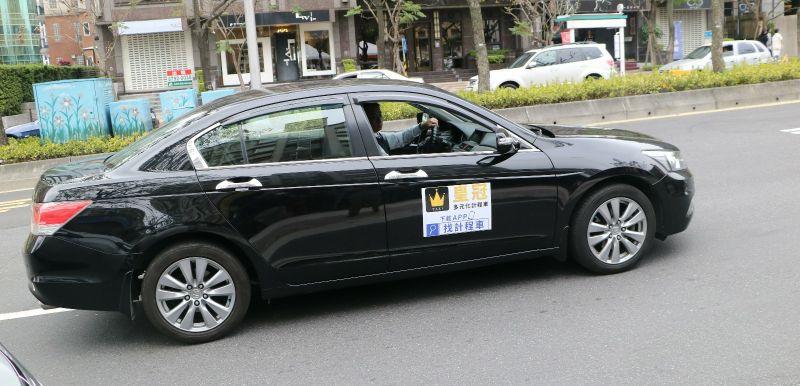 ▲台北市多元化計程車目前僅有皇冠大車隊1家業者上線營運，北市公運處表示，近期已有6家業者完成領牌將陸續推出。（圖／皇冠大車隊提供）