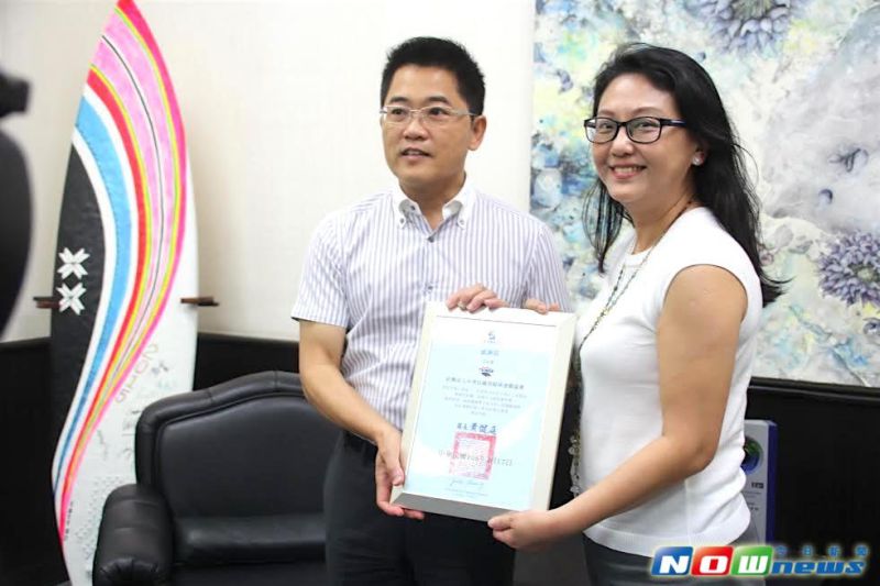 ▲中華民國袋棍球運動協會林雅貞理事長長期贊助及支持縣內公東高工等校訓練與出國經費為幕後最大功臣，台東縣長黃健庭今（9）日特別代表縣府及縣民頒贈感謝狀表達謝意。（圖／翻攝自網路）