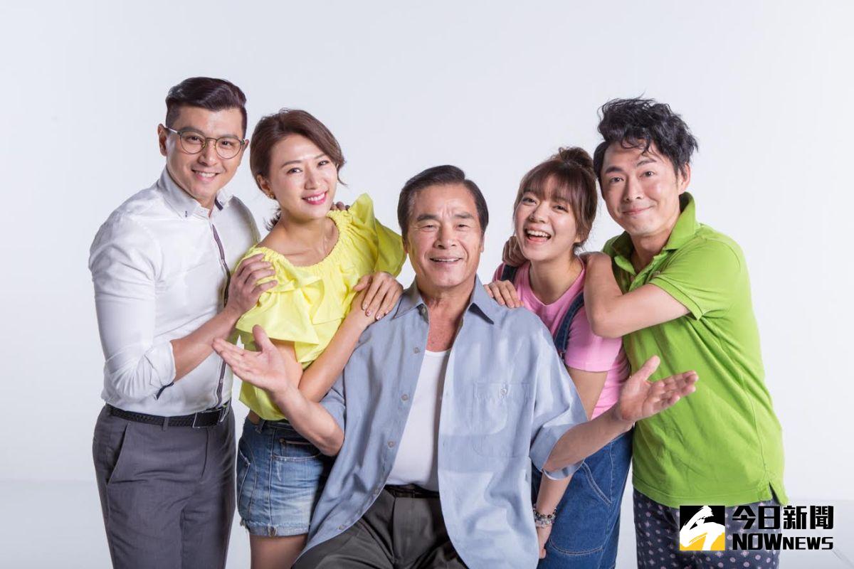 ▲唐豐（左起）、連靜雯、雷洪、林雨宣、邱逸峰在《花開大富貴》中飾演一家人。（圖／緯來電影台提供，2017.05.26）