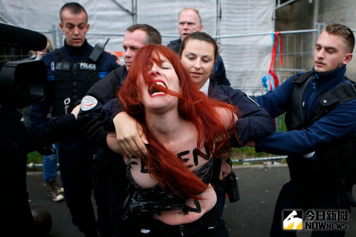 ▲費曼團體在埃南博蒙拉布條，向雷朋抗議。（圖／達志影像／美聯社）