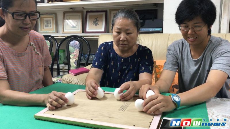 ▲嘗試立蛋精神專注不苟言笑。（圖／記者宋汝夔攝，2017.5.30）