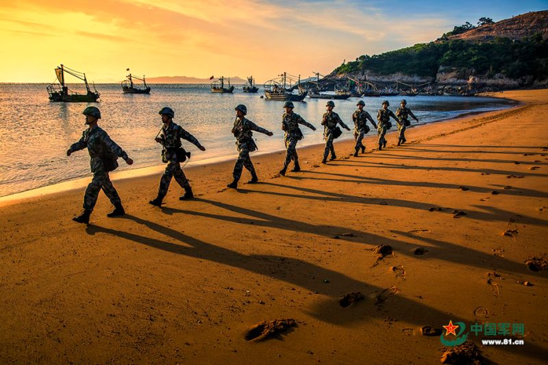 官兵正在執行巡邏查灘任務。