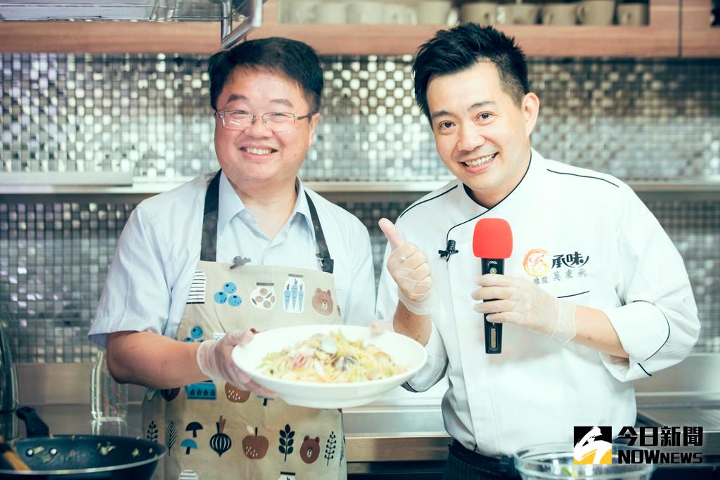 ▲立委吳秉叡日前與型男主廚吳秉承討教，要做出記憶中媽媽的味道「什錦炒麵」。（圖／吳秉叡辦公室提供）