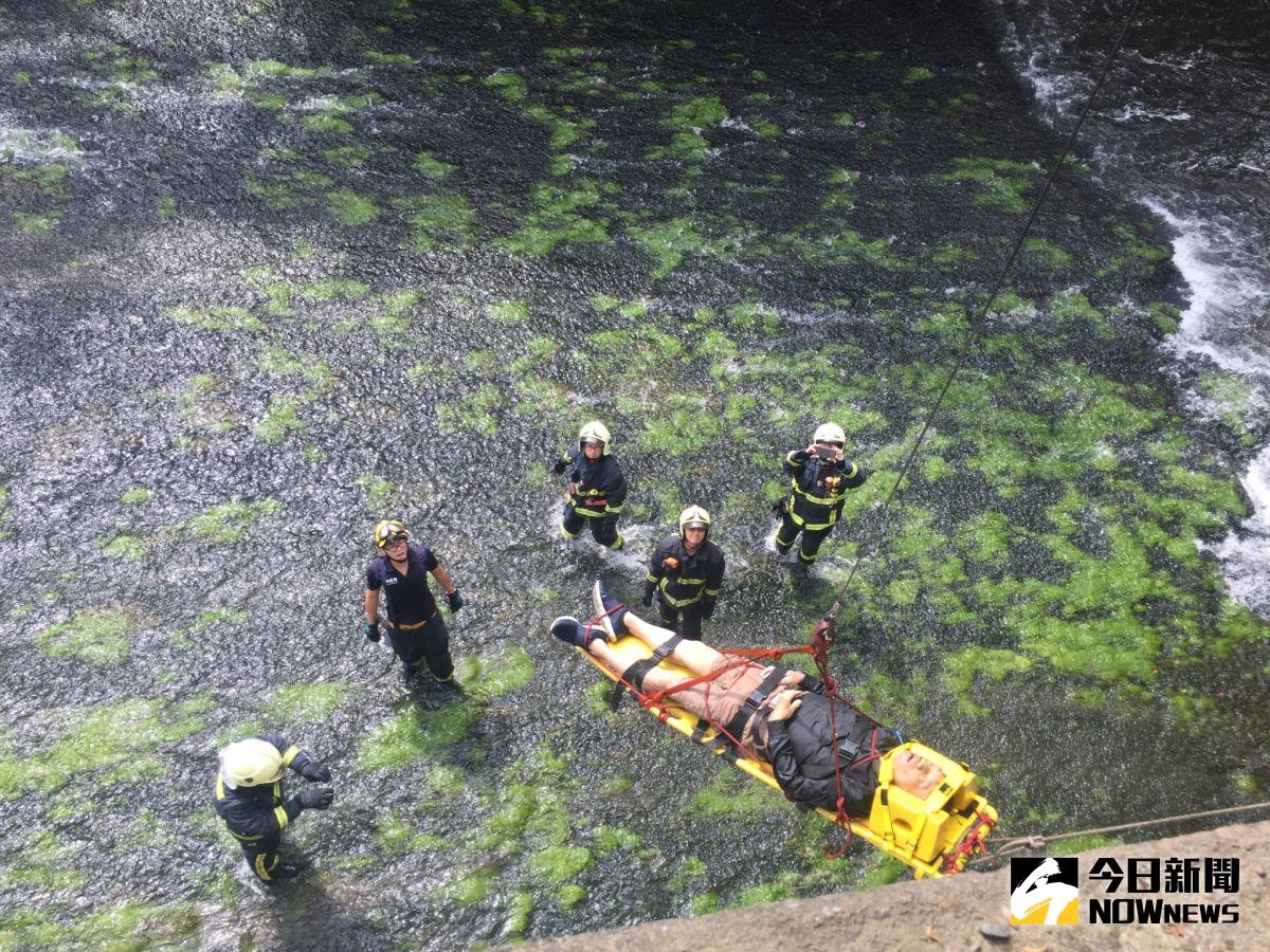 ▲ 警消救護人員使用吊掛系統將陳屍內新仔庄溪的男子吊救上岸。（圖／記者鄧力軍2017.5.23）