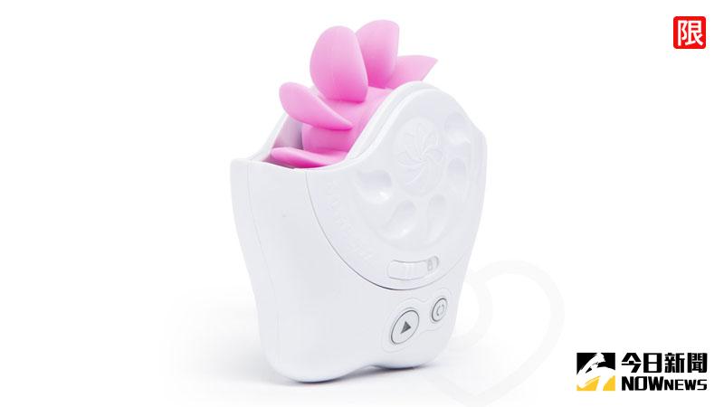 ▲英國情趣玩具廠商「Lovehoney」推出一款口交性愛模擬器Sqweel 2，當「矽膠舌頭」像風扇葉片高速旋轉時，猶如舌頭使出「幻影千手佛」大絕招，快感十足。（圖／翻攝自官網）