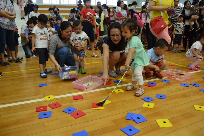 ▲活動內容依0到5歲來規劃，包含古禮抓周體驗(0-1歲)、火車嘟嘟嘟（1~2歲）、找找看(2~3歲)、滑車拉繩(3~4歲)及繽紛降落傘(4~5歲)。（圖／記者鄧至傑攝207 05 27）