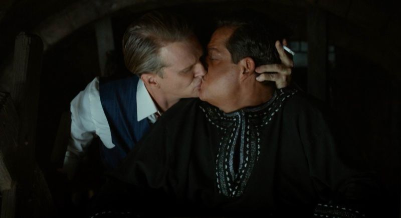 ▲英國男星凱瑞艾文斯（左），強吻西班牙影帝豪爾赫桑斯。（圖／威視，2017.05.27）
