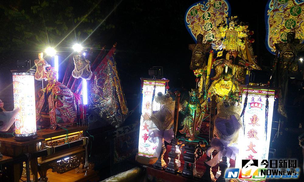 ▲台南市麻豆區寮仔廍居民，家家戶戶在自家門口設香案，不畏大雨，熱情恭迎東嶽仁聖大帝、炳靈太子首度夜巡護庄。（圖／記者林忠勳攝，2017.4.22）