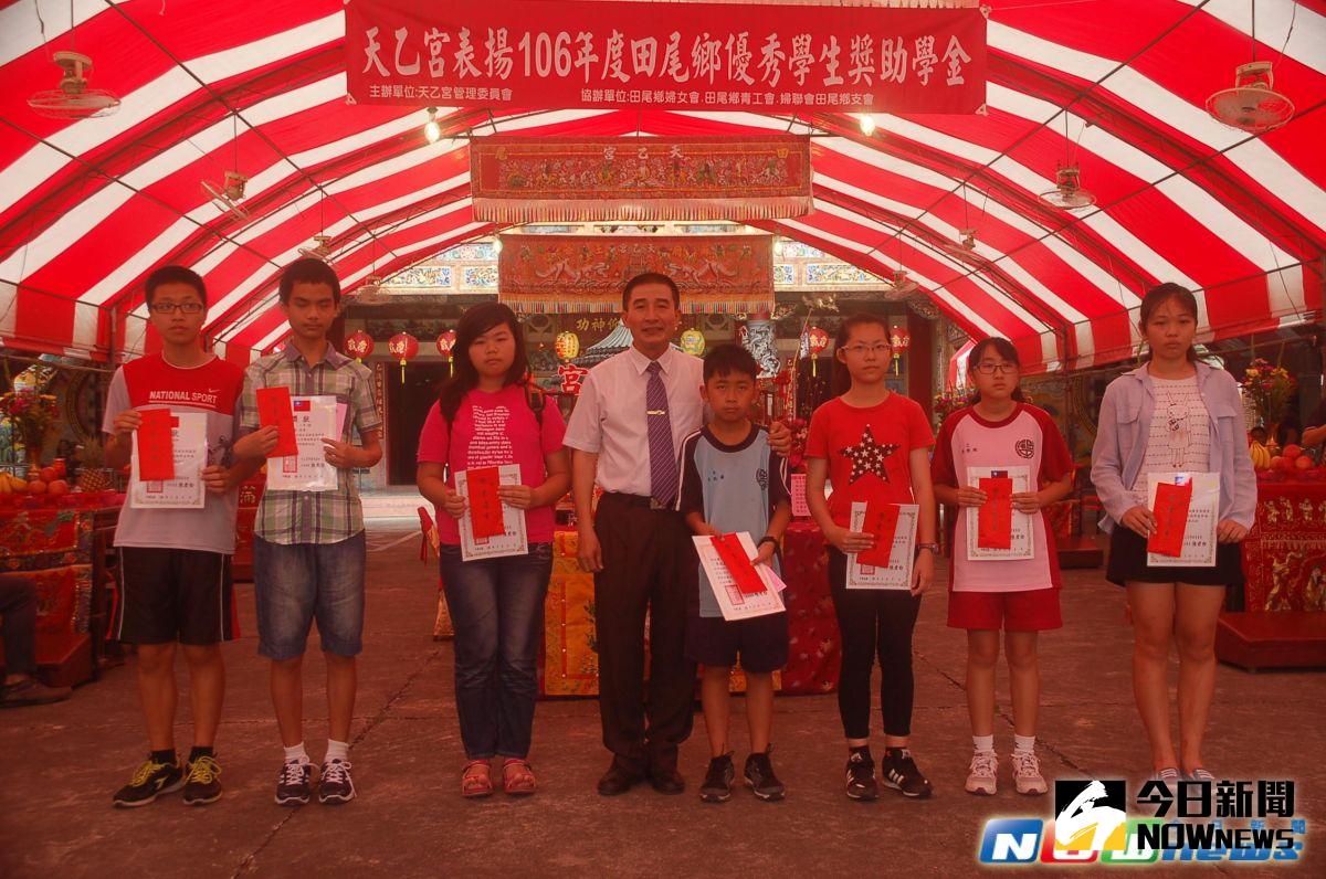 ▲田尾鄉饒平村天乙宮辦理優秀學子獎學金頒發，鼓勵地方學子努力奮發向上。（圖／記者陳雅芳攝，2017.5.6）