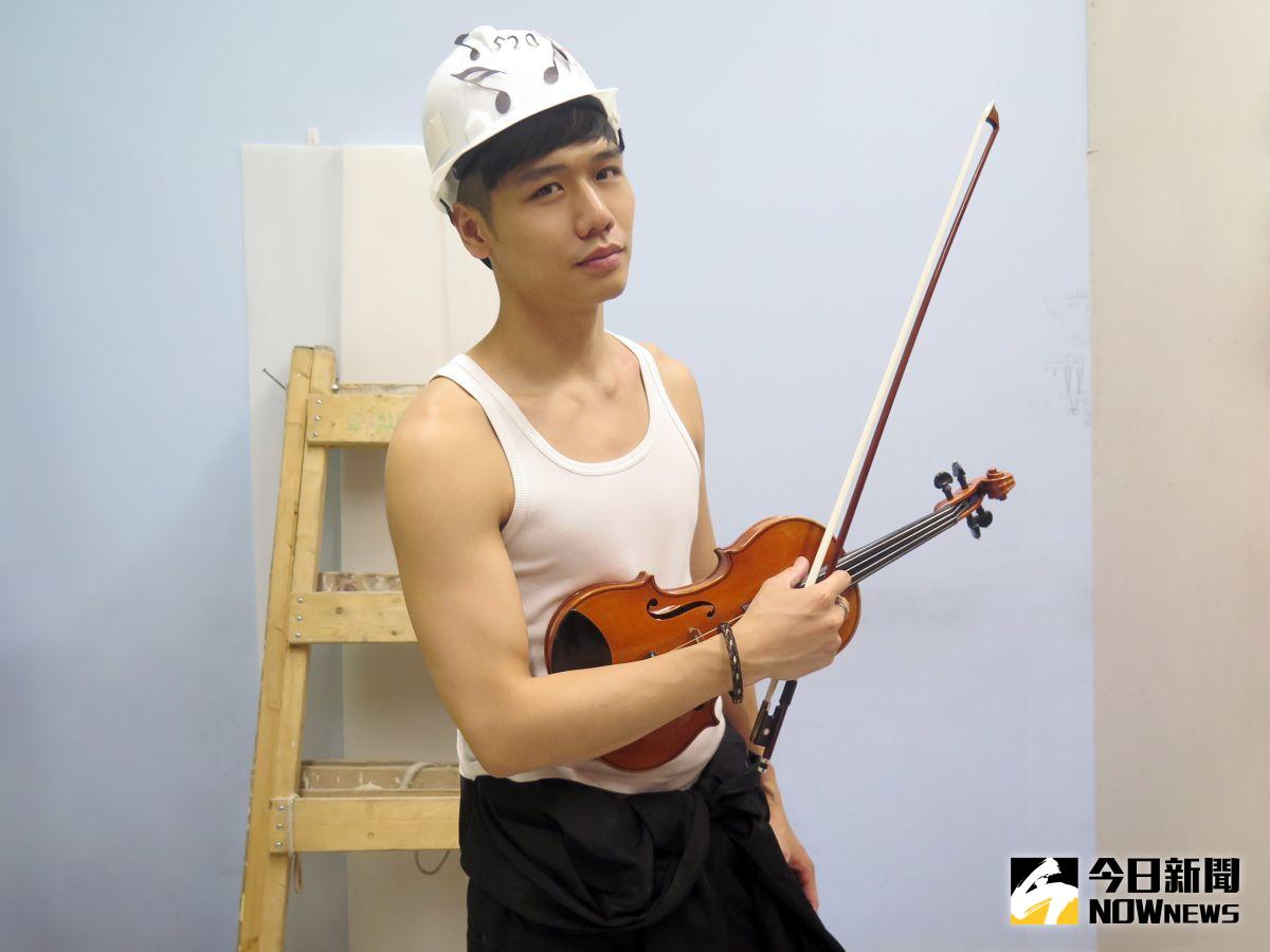 ▲蔡旻佑練團都穿吊嘎，成了另類的「幸運服」。（圖／一起娛樂，2017.05.18）