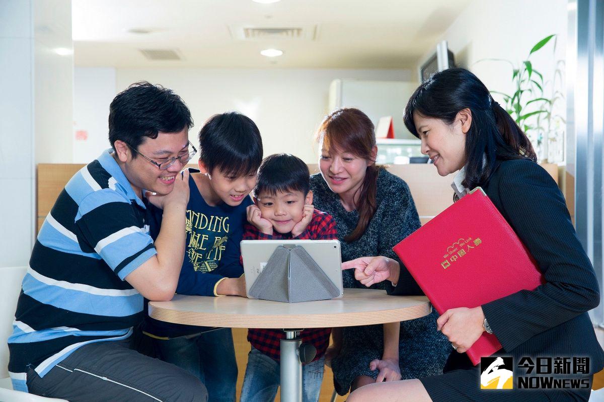 ▲個人綜合所得稅已開始申報，壽險業建議，如有購買保險，可善用列舉扣除額，並注意六大事項，不要讓自身權益睡著了。（圖／中國人壽提供）