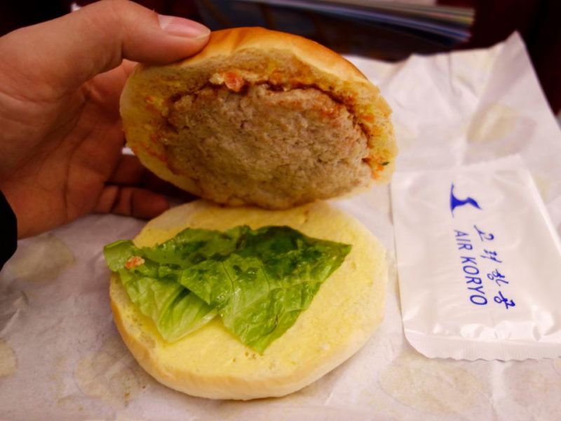 ▲北韓高麗航空飛機餐，遭批難以下嚥。（圖／翻攝自thesun）