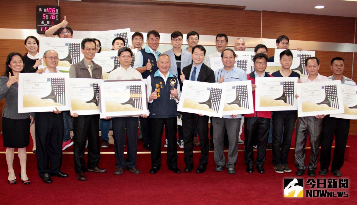 ▲法國巴黎發明展，苗栗縣創意軟實力嶄露頭角，縣長徐耀昌表示，希望更多苗栗文創商品能在國際上大放異彩。（圖／苗栗縣政府提供，2017.5.16）