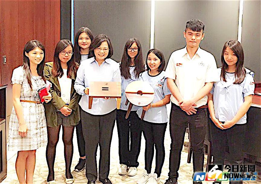 ▲來自台東的公東高工師生受蔡英文總統之邀北上參加論壇活動，而在論壇開始前，公東高工師生特別贈上暱稱為「放屁凳」的公東椅，讓蔡總統開心回應：「這張小板凳，讓我餵貓咪的時候可以坐著了！」（圖／總統府提供，2017. 05. 15.）