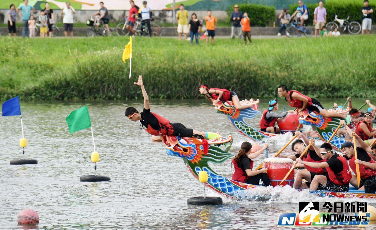▲「2017台北國際龍舟錦標賽」大型龍舟公開男子組決賽競爭激烈，最後由「內湖運動中心」奪標（冠）。（圖／記者林調遜攝，2017.5.30）