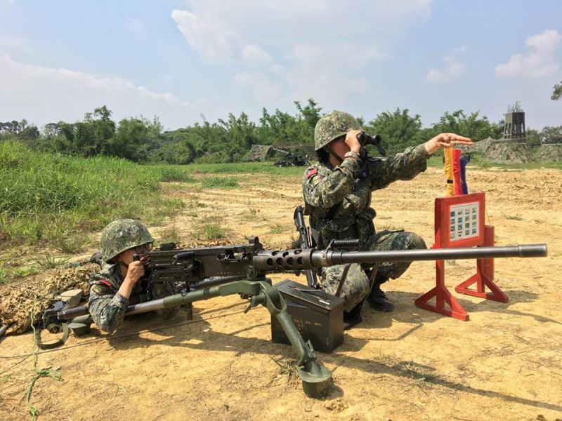 ▲陸軍43砲指部兩名女性官兵操作50機槍，遭到質疑動作不標準。（圖／翻攝自國防部發言人臉書）