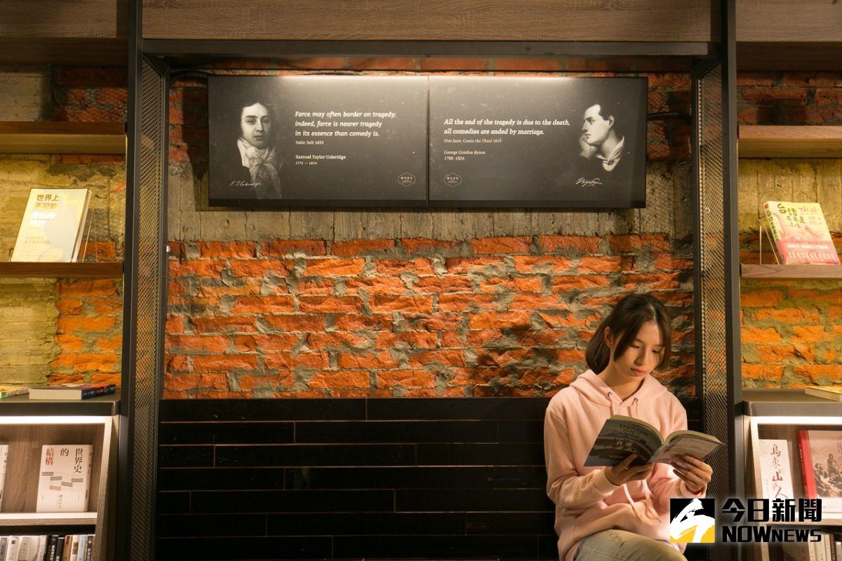 ▲永豐餘旗下電子紙廠商元太科技表示，已導入電子紙看板應用於重新整修改裝後的國家戲劇院公共空間的咖啡廳，其省電、環保、護眼的科技特性，讓空間場域更有質感。（圖／元太提供）