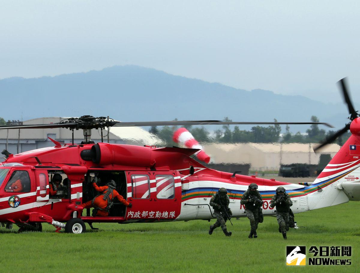 ▲國軍第5作戰區26日實施漢光33號演習「清泉崗基地聯合防衛作戰」，空勤總隊UH-60M直升機搭載特戰突擊隊員，奪回基地重要設施。（圖／軍聞社提供）