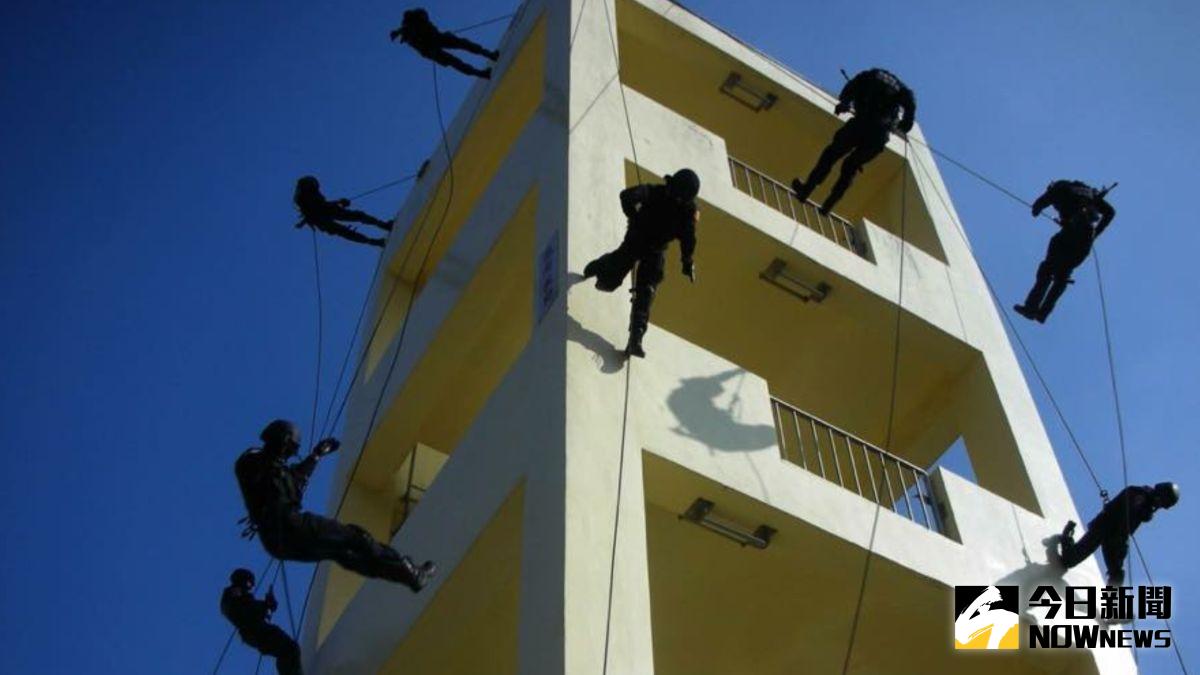 ▲【繩索下降】又稱攀降、垂降、速降，技術一詞多來自國內外警方或軍方之特種部隊或特勤隊山訓課程。（圖／記者宋德威攝，2017.5.26）