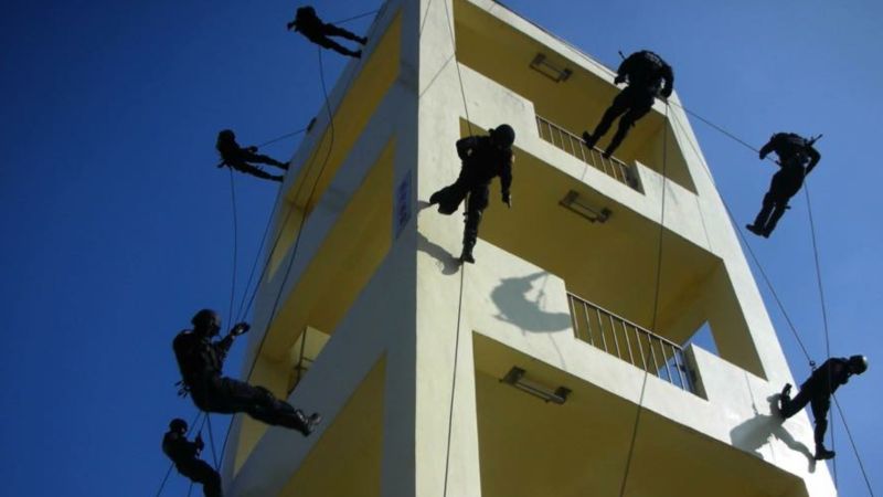 ▲【繩索下降】又稱攀降、垂降、速降，技術一詞多來自國內外警方或軍方之特種部隊或特勤隊山訓課程。（圖／記者宋德威攝，2017.5.26）