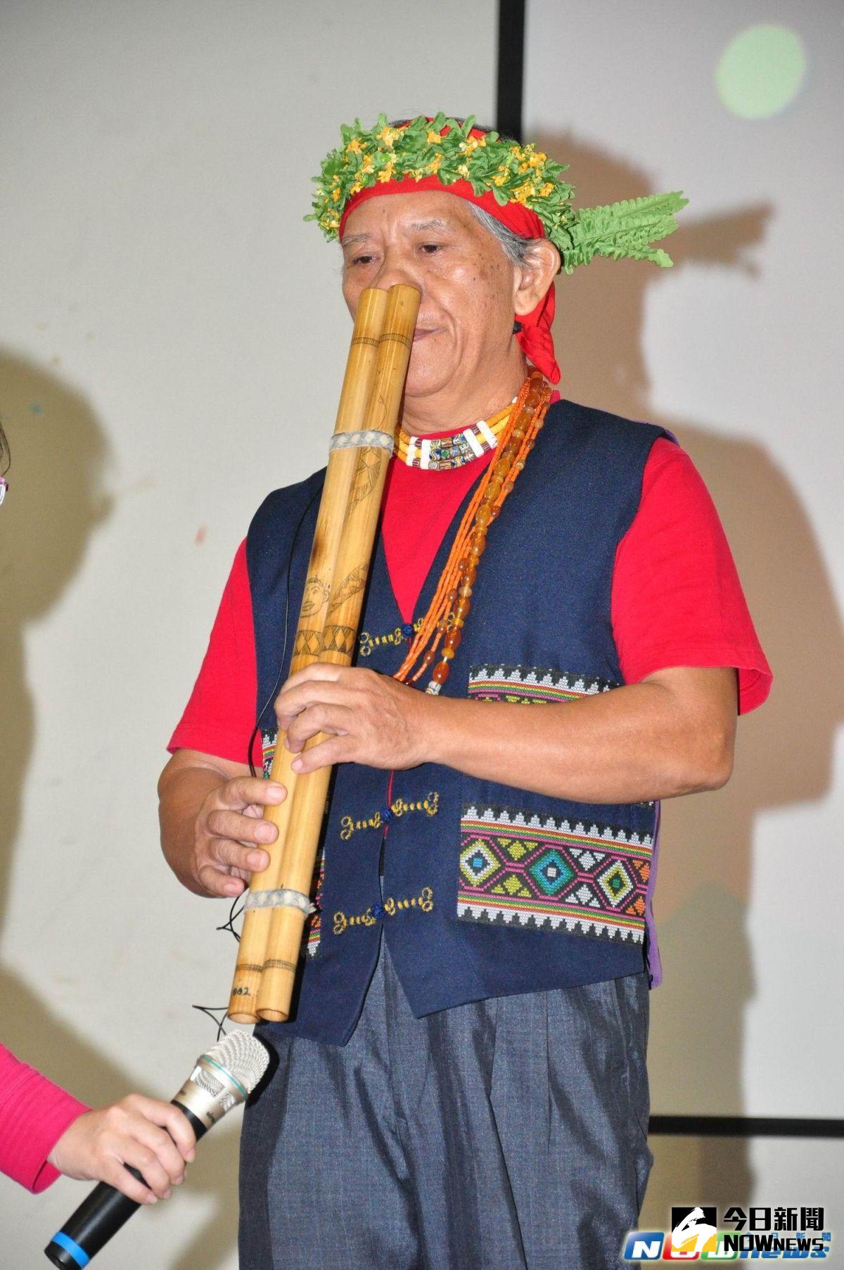 ▲謝水能吹奏排灣族口鼻笛。（圖／記者李清貴翻攝,2017.5.26）