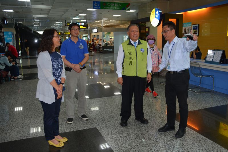 ▲縣長陳光復今(30)日上午前往機場關心航空交通疏運。（圖／記者鄧至傑攝2017 05 30）