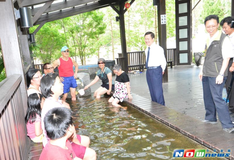 ▲溫泉體驗設施(泡腳池)提供民眾免費體驗使用，開放至今人潮絡繹不絕。（圖／記者陳雅芳攝，2017.5.11）