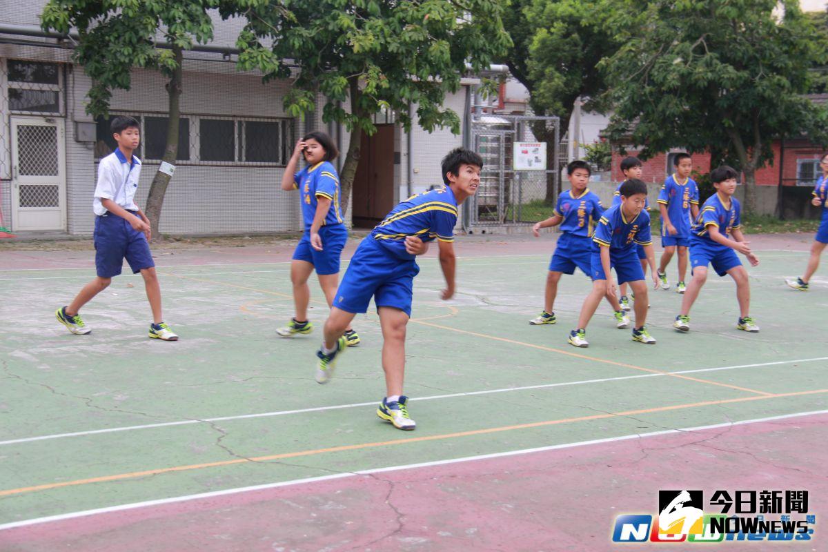 ▲溪州鄉三條國小學生允文允武，躲避球隊今年首度打入全國四強，突破校史記錄。（圖／記者陳雅芳攝，2017.5.16）