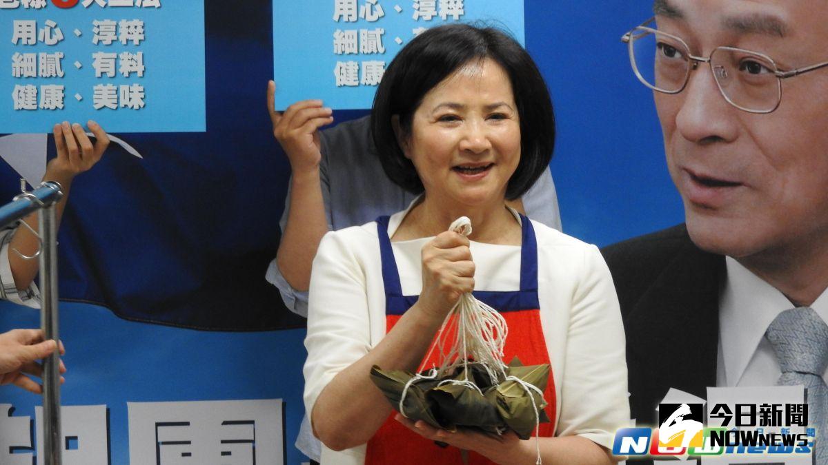 ▲外號桃子姐的蔡令怡16日代夫出征召開記者會，包了六顆粽子，期盼六號吳敦義能在本週六順利當選。（圖／記者戴祺修攝,2017.05.16