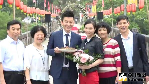 張效誠、吳敏霞與雙方父母合影。