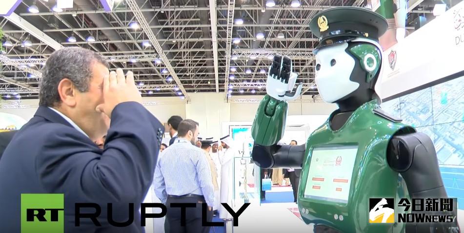 ▲杜拜正式啟用機器人警察，降低犯罪率。（圖／翻攝自YouTube）