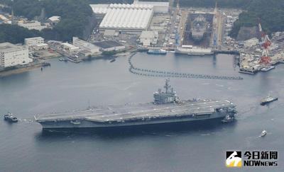 美國航空母艦雷根號16日從日本的美國海軍橫須賀基地出港執行任務，可能前往日本海替換航空母艦卡爾文森號，也可能跟卡爾文森號會合共同警戒。圖為共同社從直升機空拍畫面。（共同社提供）中央社　106年5月16日
