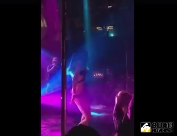 ▲1名辣妹為贏得獎金，竟當眾脫褲熱舞。（圖／社會中心翻攝）