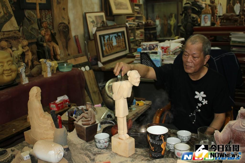 ▲三義木雕大師曾進財今年72歲，14歲從學徒做起，一直從事木雕，至今依然樂在創作，圖為他即將完成的新作品「甘願」， 阿婆為了家庭，奉獻一生，甘之如飴，無怨無悔。（圖／記者黃進恭攝，2017.5.8）