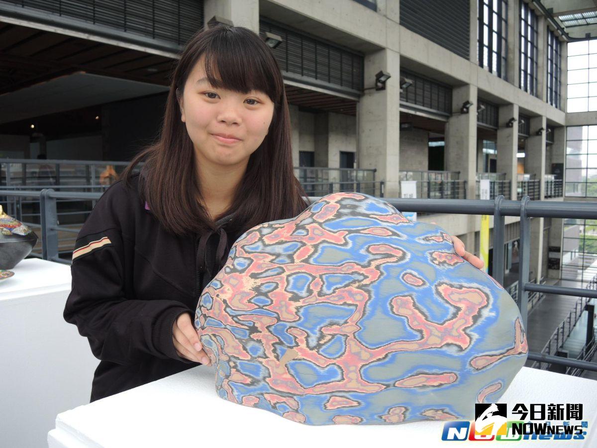 ▲鶯歌工商陶瓷工程科陶塑組的何阡佑喜愛天空，融合天空、雲朵及星空創作出《斑駁》的作品。（圖／記者陳志仁攝，2017.5.17）