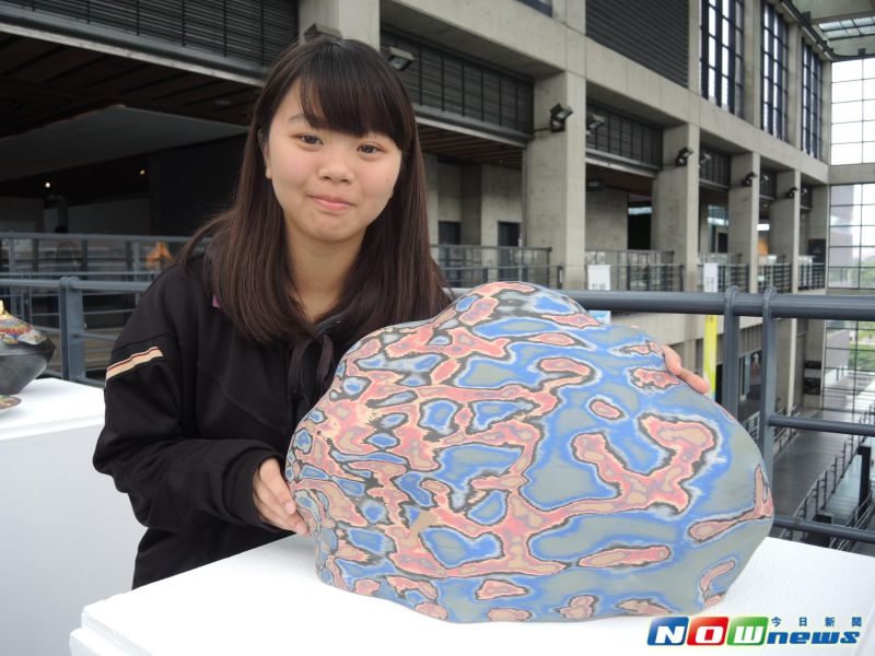 ▲鶯歌工商陶瓷工程科陶塑組的何阡佑喜愛天空，融合天空、雲朵及星空創作出《斑駁》的作品。（圖／記者陳志仁攝，2017.5.17）