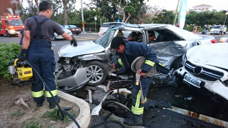 ▲屏東台26線墾丁夏都酒店前路段發生死亡車禍，賓士轎車駕駛酒駕肇事造成一人死亡多人受傷慘劇。（圖／記者陳宗傑翻攝,2017.5.3）