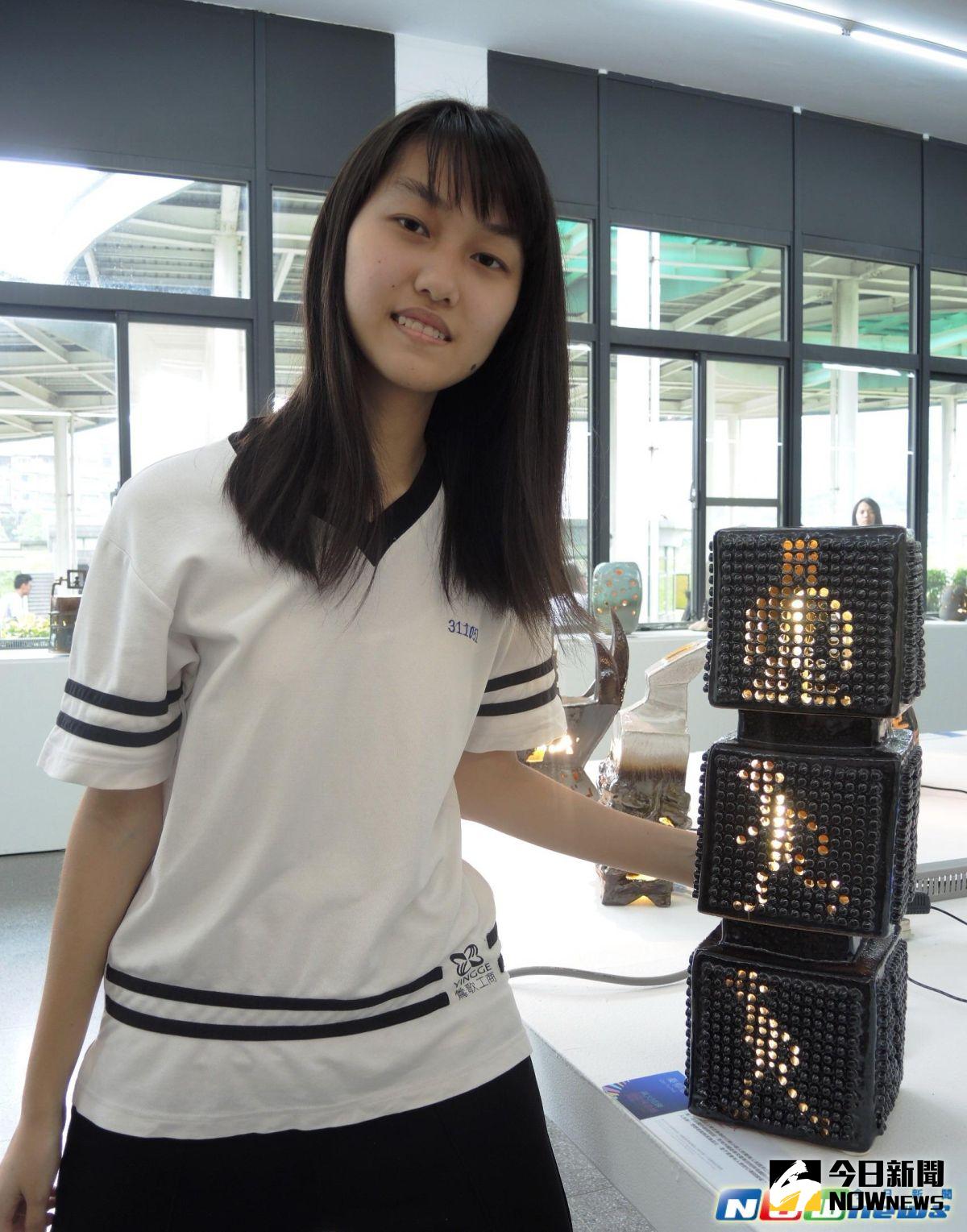 ▲秦郁惠把小綠人變成可組裝的燈具《陶氣小綠人》，送禮自用兩相宜。（圖／記者陳志仁攝，2017.5.11）