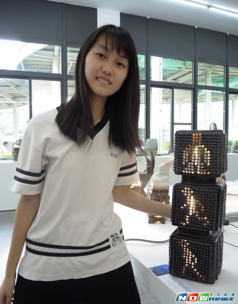 ▲秦郁惠把小綠人變成可組裝的燈具《陶氣小綠人》，送禮自用兩相宜。（圖／記者陳志仁攝，2017.5.11）