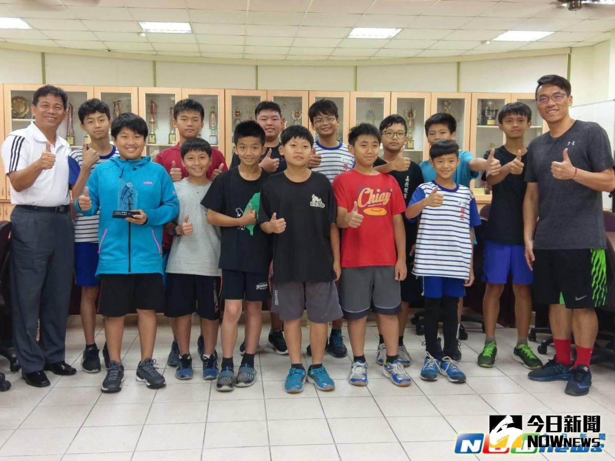 ▲嘉北國小男童躲避球隊發揮平時集訓及友誼賽磨練的實力，突破身型較瘦小、體格較不齊一的弱點，以快、穩、準的球風，採取著重防守的戰略，於全國賽拿到亮眼成績。（圖／記者邱嘉琪攝,2017.5.8）