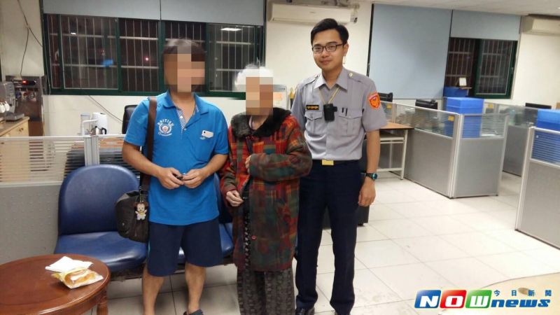 ▲下公館派出所警員黃俊維(右)耐心靠著客家話溝通，才幫老婦人找到回家的路。（圖／竹東分局提供，2017.5.8）