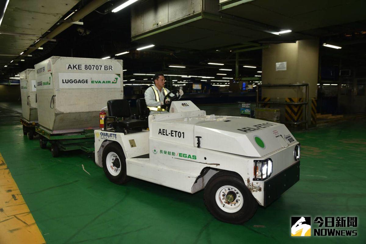 ▲桃園機場公司因應綠能環保風潮計畫將行李拖車全面汰換為電動車，目前設置2輛電動車試辦，目標要在2019年前汰換完畢。（圖／桃機公司提供）