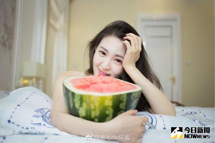 元氣少女懷抱西瓜，拍攝夏日寫真。
