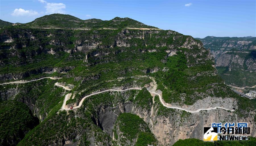 太行山「掛壁公路」。