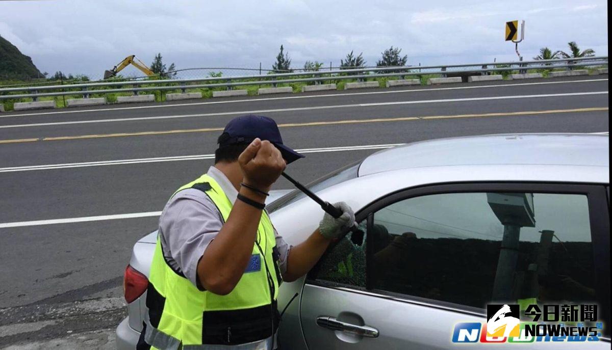 ▲警員陳造天依據駕駛人選定的右後車窗，利用警棍尾端加裝之破窗尾蓋奮力一擊，車窗應聲破裂。（圖／多良派出所提供，2017. 05. 29.）