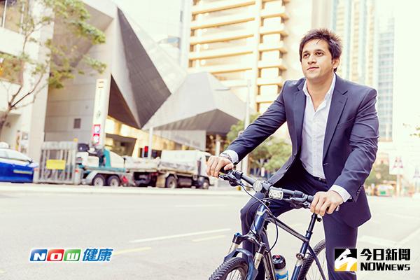 ▲英國研究發現，對於上班族來說，不管全程或是部分行程騎腳踏車，對身體健康都很有幫助，甚至能夠降低五成的罹癌風險。（圖／ingimage）
