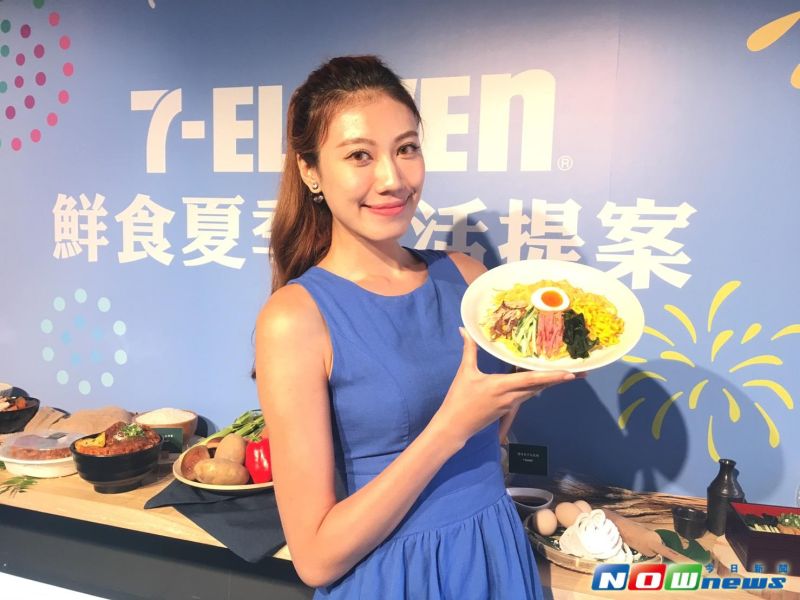 ▲看好夏季涼麵銷售旺季，7-ELEVEN 即日起正式推出 4 款丼飯及 3 款日式冷麵，整體價位從 49 元到 85 元不等，讓民眾選擇更多元。（圖／記者彭夢竺攝，2017.5.23）
