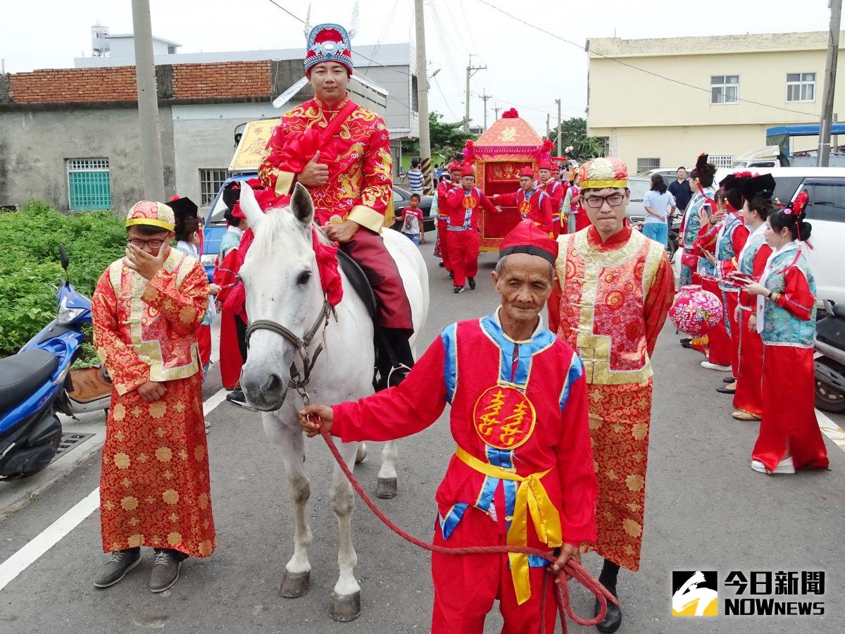 ▲四湖鄉箔東村今日出現傳統古禮徒步迎親隊伍，吸引沿途鄉親注目，紛投以溫馨祝福。（圖／記者蘇智勇攝，2017.05.28）