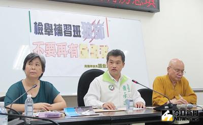 民進黨籍高雄市議員蕭永達（中）2日召開記者會揭發補教狼師，他以政治生命睹注，點名狼師負起社會責任，還指控高雄補教界有一大群狼師，補習班彷彿是「性愛樂園」。高雄市教育事業協會理事長陳信雄則指出，一直有要求會員聘任教師必要取得良民證。中央社記者王淑芬攝　106年5月2日